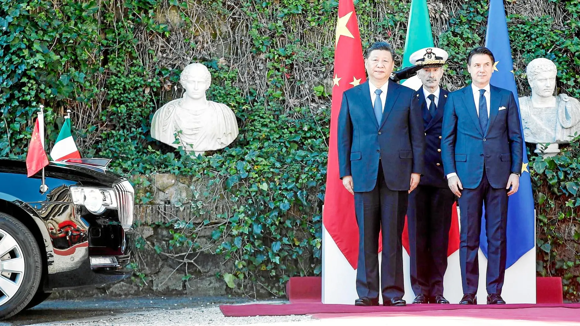 El presidente de China, Xi Jinping, ayer con el primer ministro italiano, Giuseppe Conte, en la villa Madama de Roma / Efe