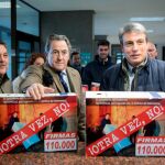 Policarpo Sánchez y Hermann Tertsch entregan las cajas con las 110.000 firmas de ciudadanos