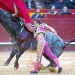 Rafaelillo trata de rematar con un pase de pecho, pese al tremendo gañafón del toro de Miura