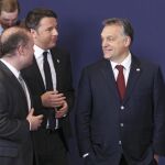 El primer ministro húngaro Viktor Orban (d), el primer ministro italiano Matteo Renzi (c) y el primer ministro de Malta Joseph Muscat (i) tras la cumbre extraordinaria de líderes de la Unión Europea.