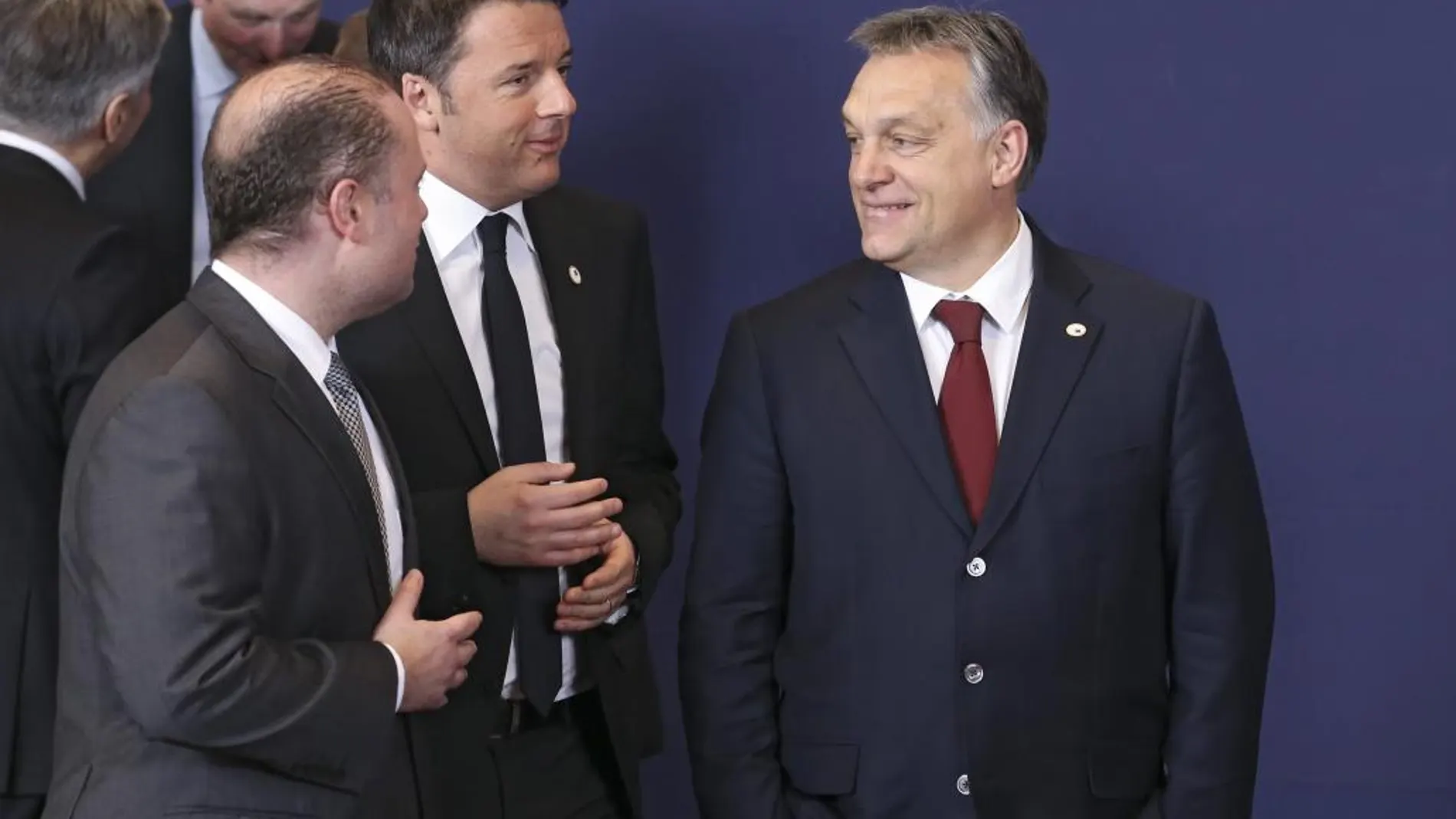 El primer ministro húngaro Viktor Orban (d), el primer ministro italiano Matteo Renzi (c) y el primer ministro de Malta Joseph Muscat (i) tras la cumbre extraordinaria de líderes de la Unión Europea.