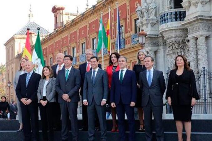 El nuevo Gobierno posa en el Palacio de San Telmo