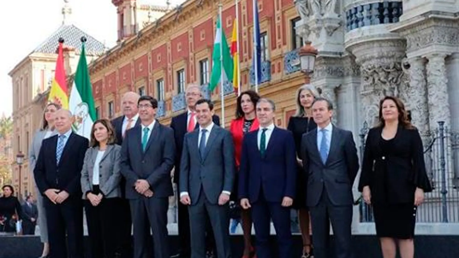El nuevo Gobierno posa en el Palacio de San Telmo