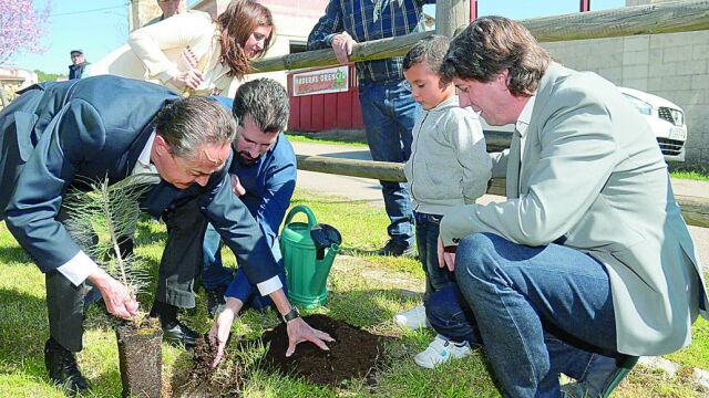 Tudanca planta un árbol con Francisco Javier Mateo, alcalde de Hontoria de PInar, en presencia de Martínez y Peña.