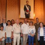 Gorjón y Reche junto a sus familiares. De izquierda a derecha su hijo Enrique, su hermano Amador, su hijo mayor Marino, su mujer Maribel, su padre José Luis González, su suegra Maribel Robles, su madre Goyita Reche y su tía y madrina Marcela González
