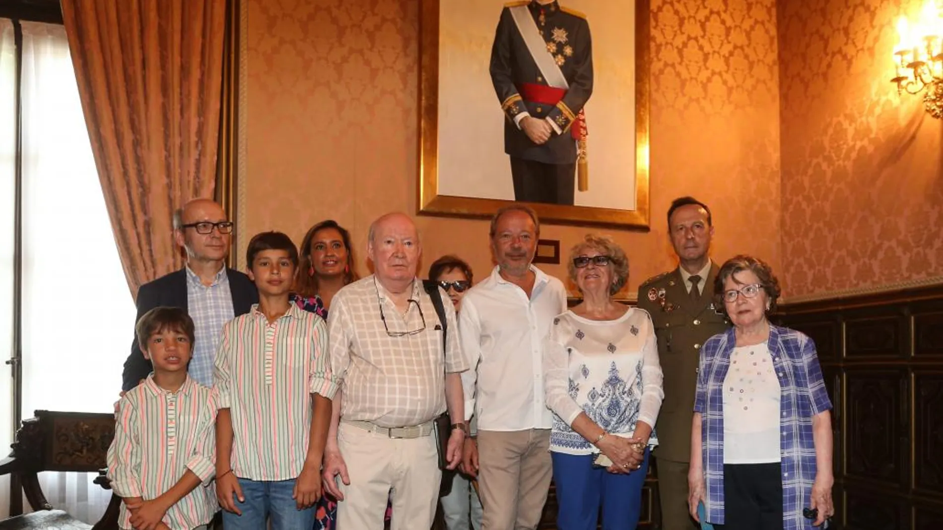 Gorjón y Reche junto a sus familiares. De izquierda a derecha su hijo Enrique, su hermano Amador, su hijo mayor Marino, su mujer Maribel, su padre José Luis González, su suegra Maribel Robles, su madre Goyita Reche y su tía y madrina Marcela González