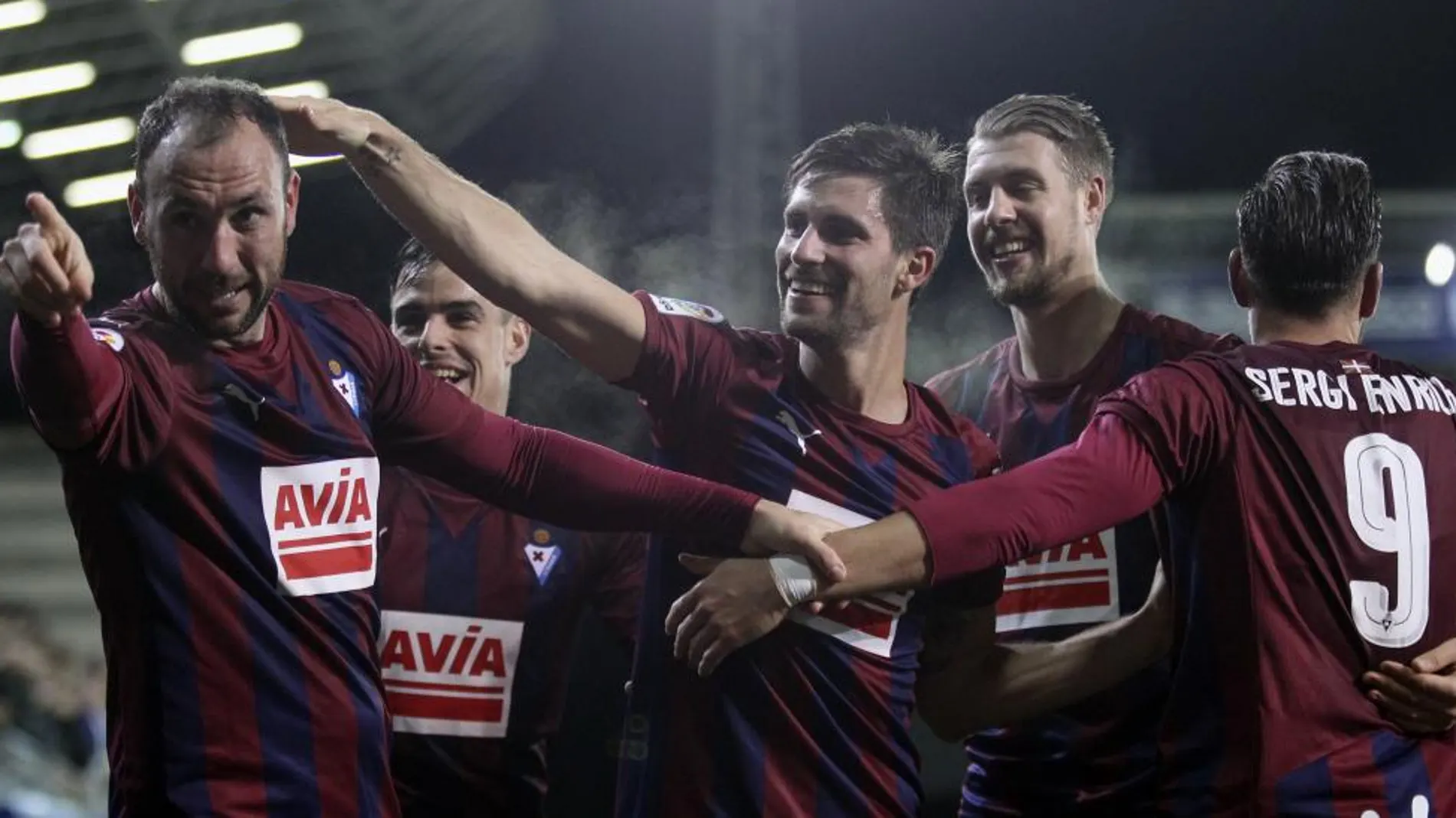 El defensa del Eibar, Iván Ramis (i) celebra con su compañeros su tanto ante el Granada durante el partido