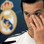 Santiago Solari escucha una de las preguntas que le hicieron ayer en la previa del partido de hoy en Pucela / Efe