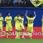 Sansone, de espaldas, del Villarreal celebra el gol que consiguió durante el partido