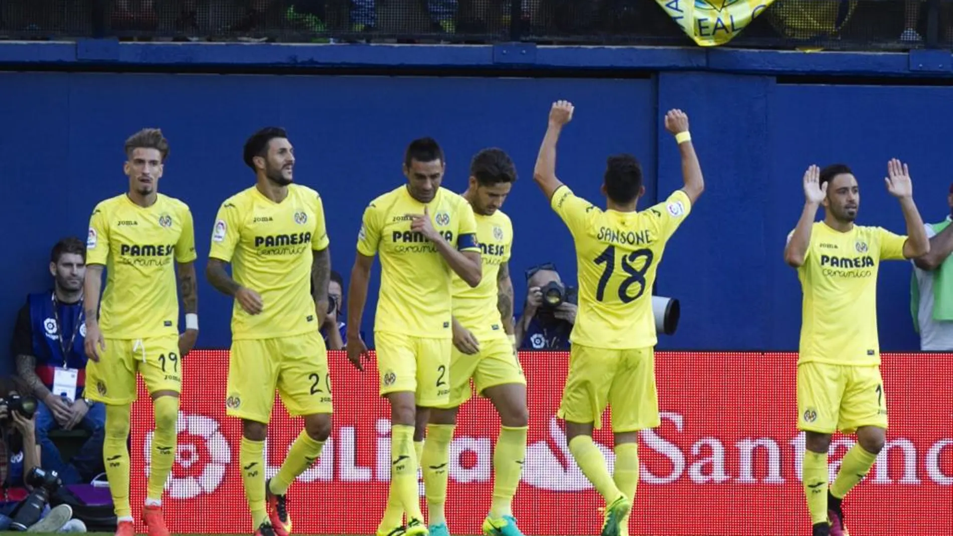 Sansone, de espaldas, del Villarreal celebra el gol que consiguió durante el partido