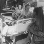 Ariana Grande visita por sorpresa a las fans heridas en Manchester