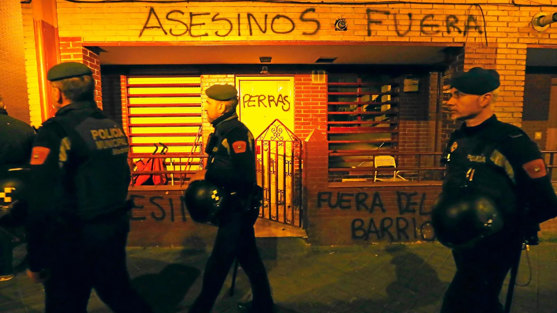 Durante tres días decenas de vecinos se concentraron ante la casa de los familiares del presunto asesino reclamando que se marcharan del barrio. Algunos hicieron pintadas en la fachada