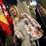 La presidenta de la Comunidad de Madrid, Cristina Cifuentes, junto al portavoz del PP en el Ayuntamiento de Madrid, José Luis Martínez Almeida, a su llegada hoy a un desayuno informativo de Forum Europa