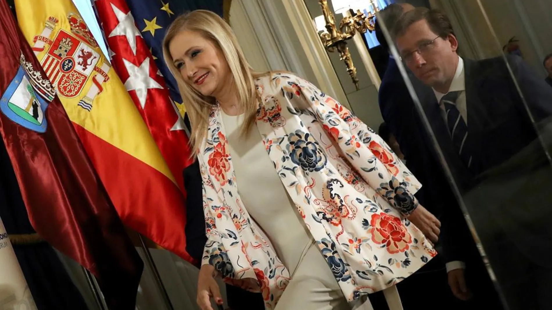 La presidenta de la Comunidad de Madrid, Cristina Cifuentes, junto al portavoz del PP en el Ayuntamiento de Madrid, José Luis Martínez Almeida, a su llegada hoy a un desayuno informativo de Forum Europa