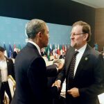 Obama y Rajoy se saludan ayer en la cumbre del G-20 en Turquía