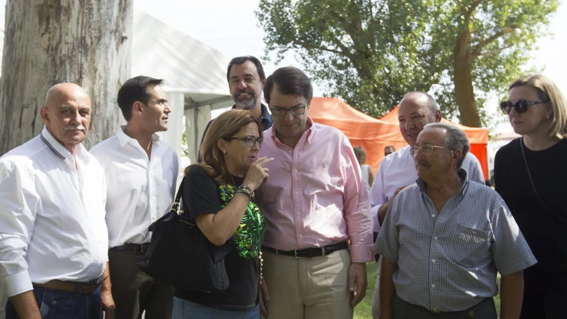 El presidente del PP de Castilla y León, Alfonso Fernández Mañueco, conversa con Mayte Martín, en el inició del curso político den Fuentesaúco