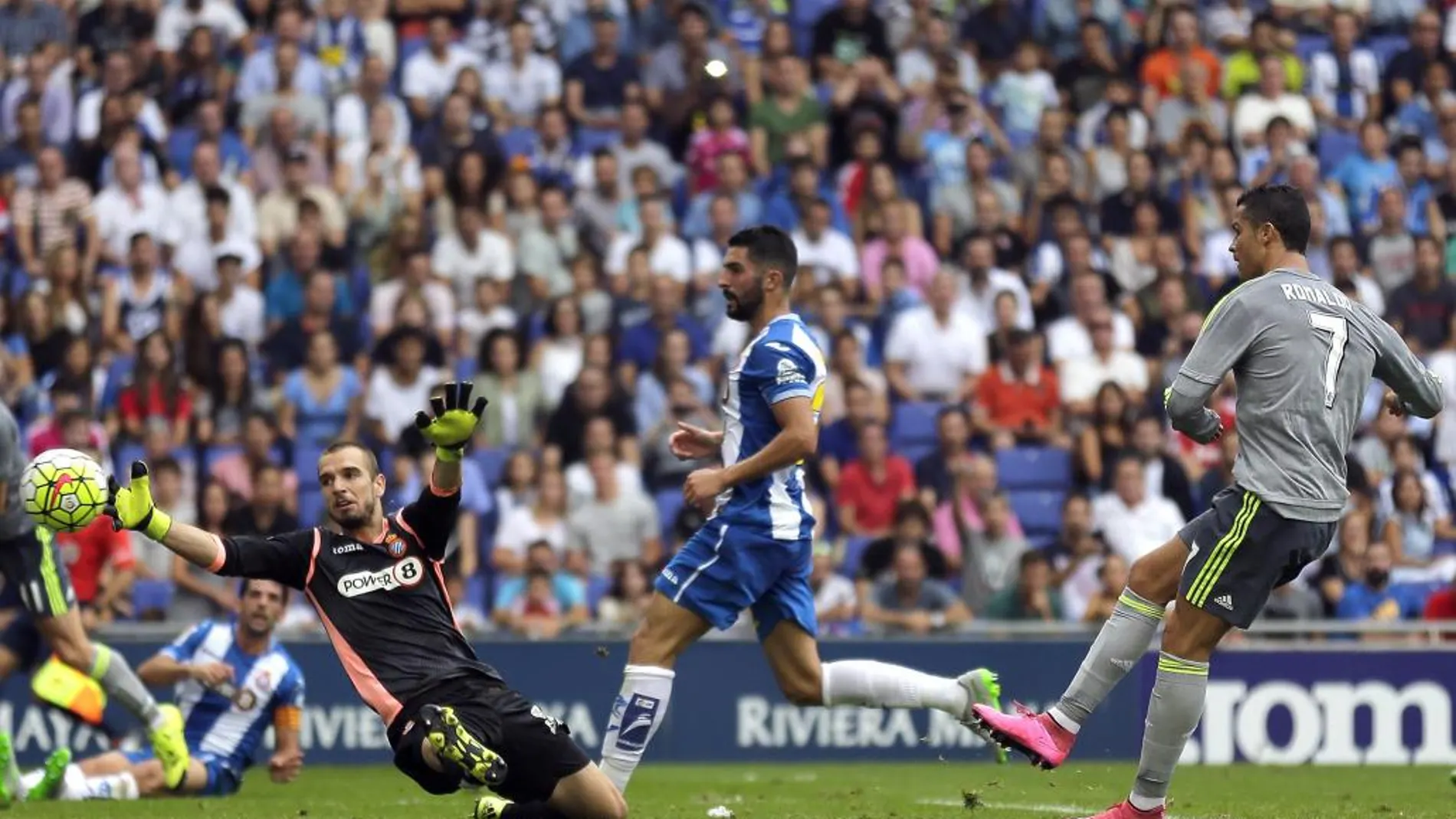 Cristiano marca uno de sus cinco goles en el partido del sábado ante el Espanyol