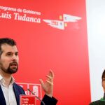 El candidato del PSOE a la Junta, Luis Tudanca, responde las preguntas de los periodistas, en presencia de la procuradora Mercedes Martín