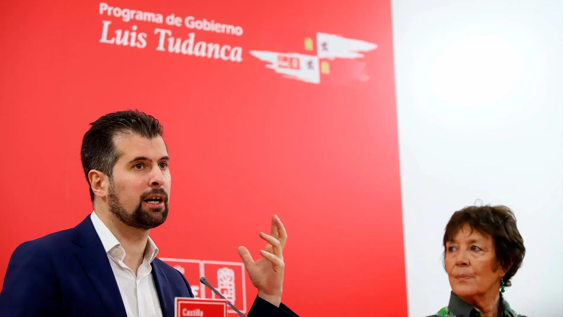 El candidato del PSOE a la Junta, Luis Tudanca, responde las preguntas de los periodistas, en presencia de la procuradora Mercedes Martín