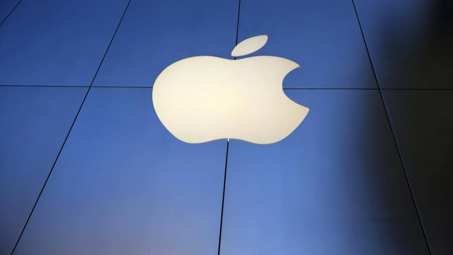 Logotipo de Apple en una tienda de Los Ángeles