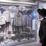 Un judío ultraortodoxo visita los objetos personales de víctimas en el Museo del Holocausto de Jerusalén