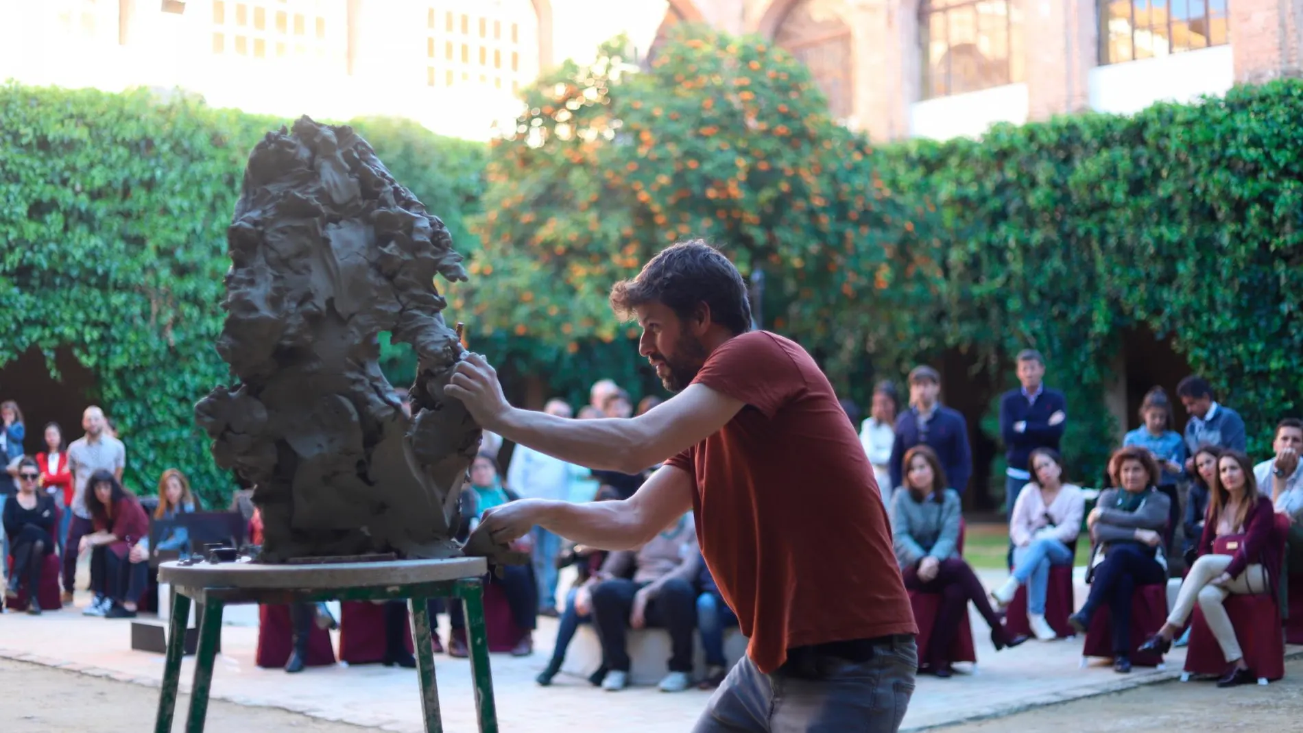 El escultor Martín Lagares realizó en directo la sesión “Modelando” / Foto: La Razón