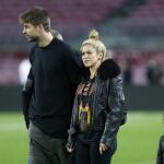 El defensa del FC Barcelona Gerard Piqué y su esposa Shakira.