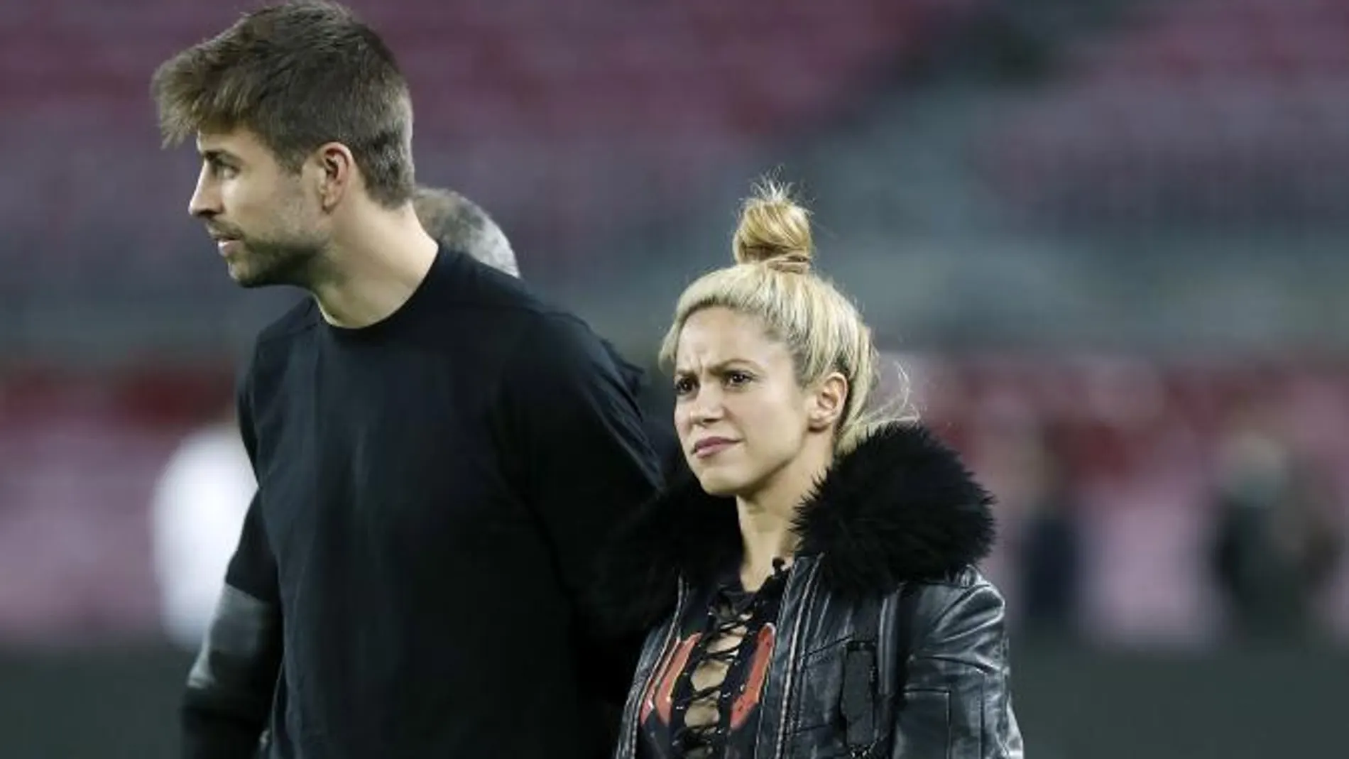 El defensa del FC Barcelona Gerard Piqué y su esposa Shakira.