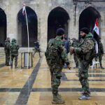 Efectivos del ejército sirio, leal al Gobierno, dentro de la mezquita Umayyad, en Alepo