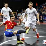 Fotografía facilitada por la Federación Española de Fútbol del jugador de la selección española Álex (c) chutando ante dos jugadores de Kazajistán, durante el partido de las semifinales