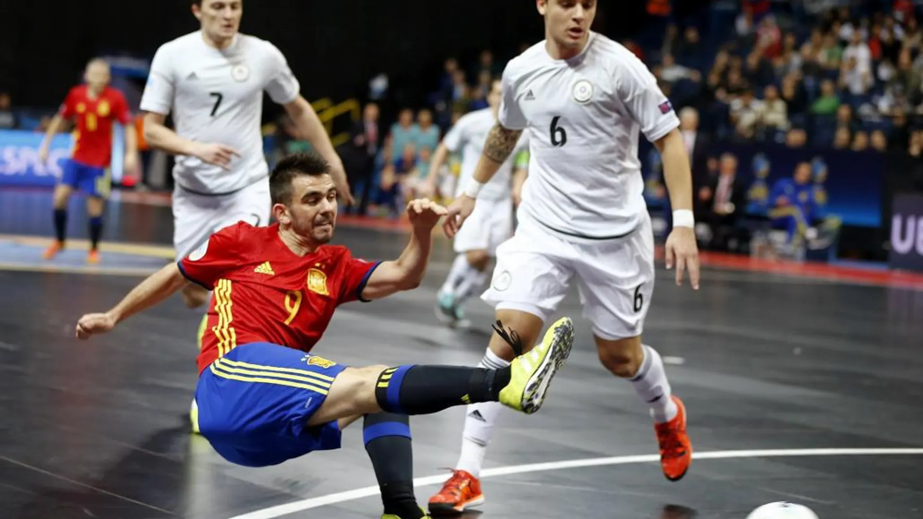Fotografía facilitada por la Federación Española de Fútbol del jugador de la selección española Álex (c) chutando ante dos jugadores de Kazajistán, durante el partido de las semifinales