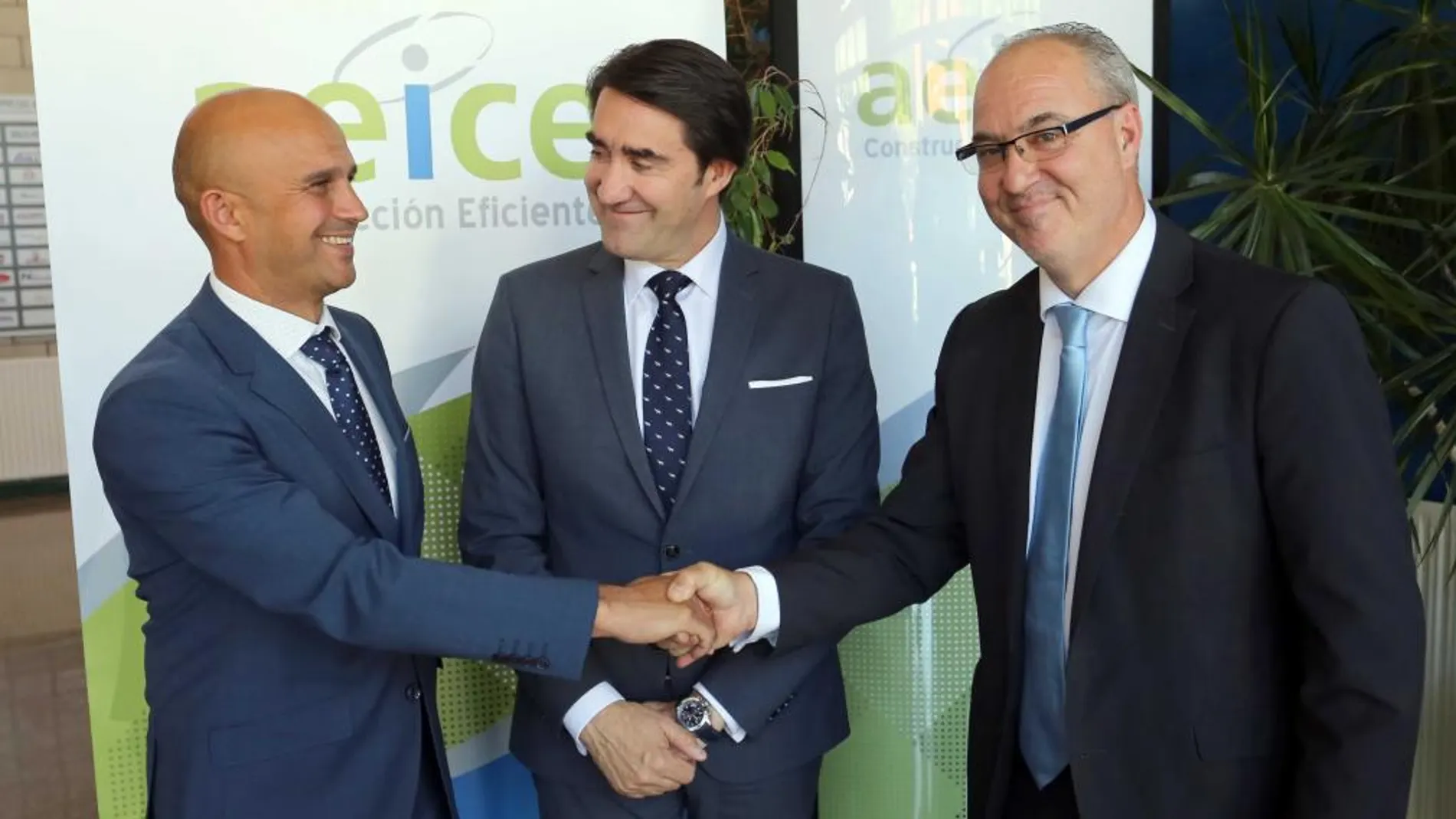 El consejero de Fomento y medio Ambiente, Juan Carlos Suárez-Quiñones, en el centro, junto al nuevo presidente del clúster, Ricardo Fortuoso, a la izquierda, y el saliente Alejandro Miranda