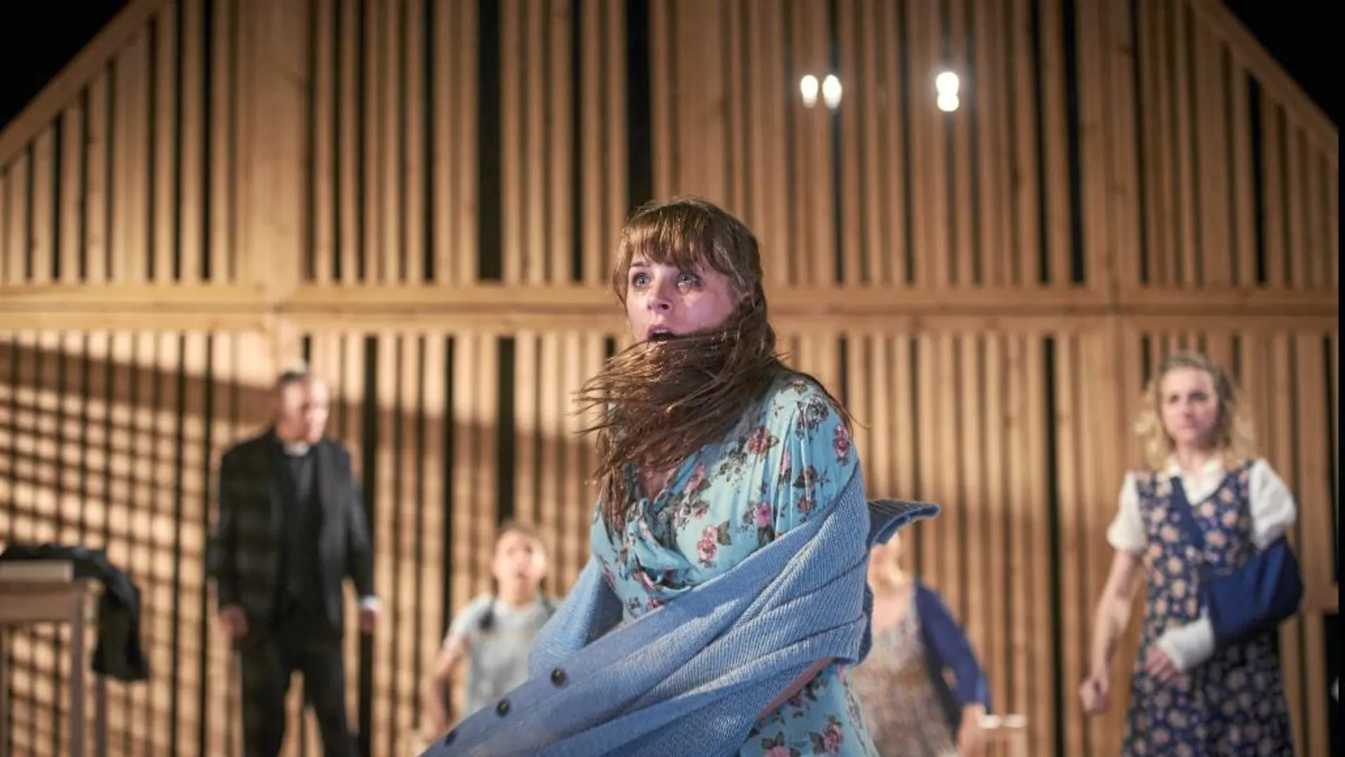 Quince actores componen el elenco de «Las brujas de Salem», que llegan a Madrid en una versión más «claustrofóbica», dicho por su director, que la que se vio al aire libre en el Grec de Barcelona