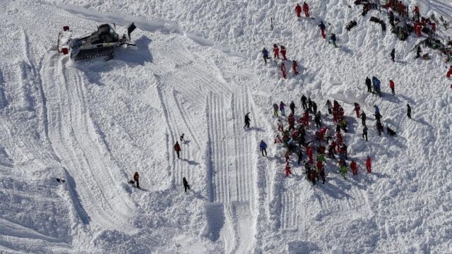 Equipos de rescate buscan los cuerpos de los esquiadores que murieron por una avalancha en la estación de esquí de Tignes, en Los Alpes (Francia), el pasado 13 de febrero.