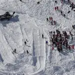 Equipos de rescate buscan los cuerpos de los esquiadores que murieron por una avalancha en la estación de esquí de Tignes, en Los Alpes (Francia), el pasado 13 de febrero.