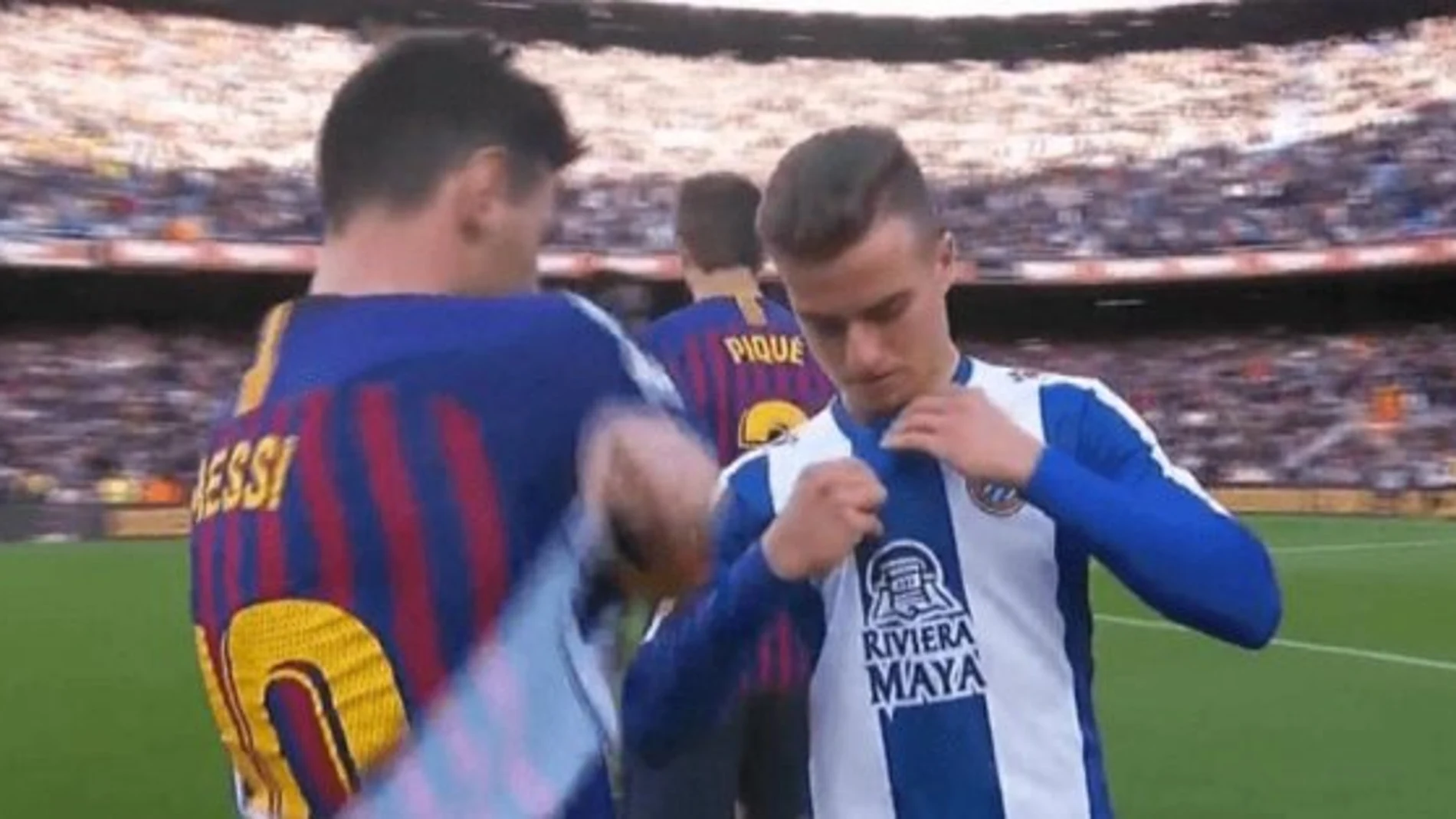 Pedrosa cambiándose la camiseta con Messi tras el partido