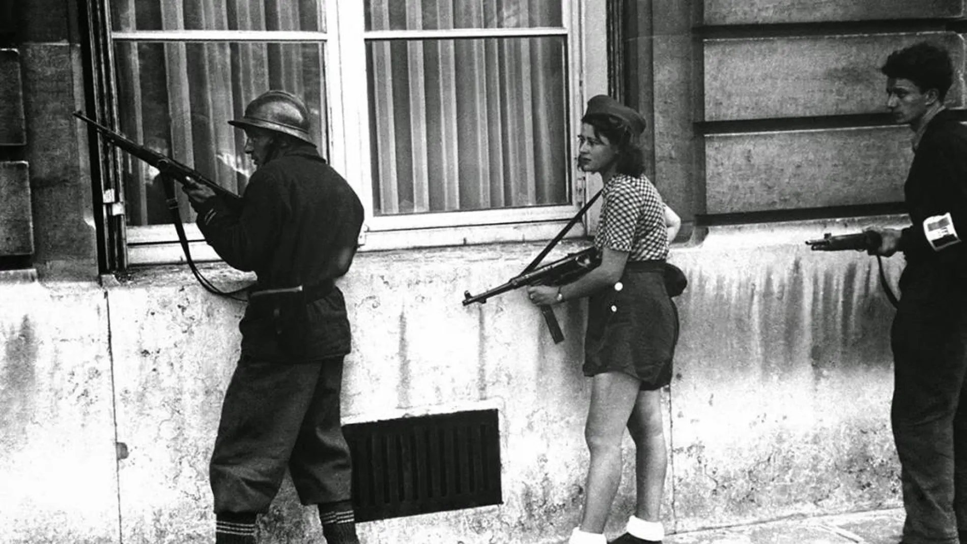 18 años es la edad que tenía Simone Sigouin (en el centro de la imagen) cuando se tomó esta fotografía, convertida en un símbolo para la resistencia femenina francesa