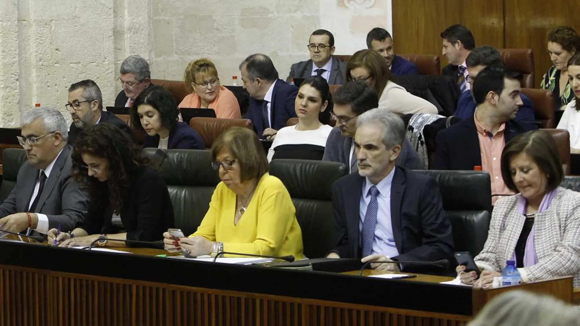 Las consejeras de Hacienda y Educación, en el centro, durante el último Pleno del Parlamento