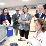 Alicia García, acompañada por José Varela, visita el centro de coordinación de Cruz Roja en Valladolid