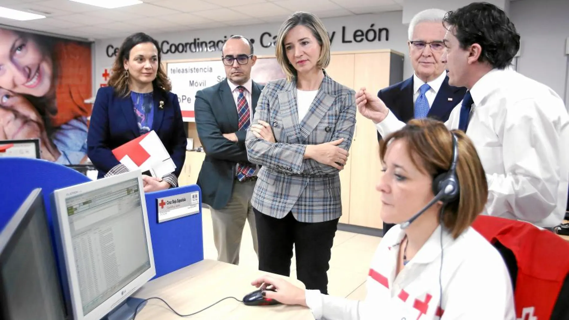 Alicia García, acompañada por José Varela, visita el centro de coordinación de Cruz Roja en Valladolid