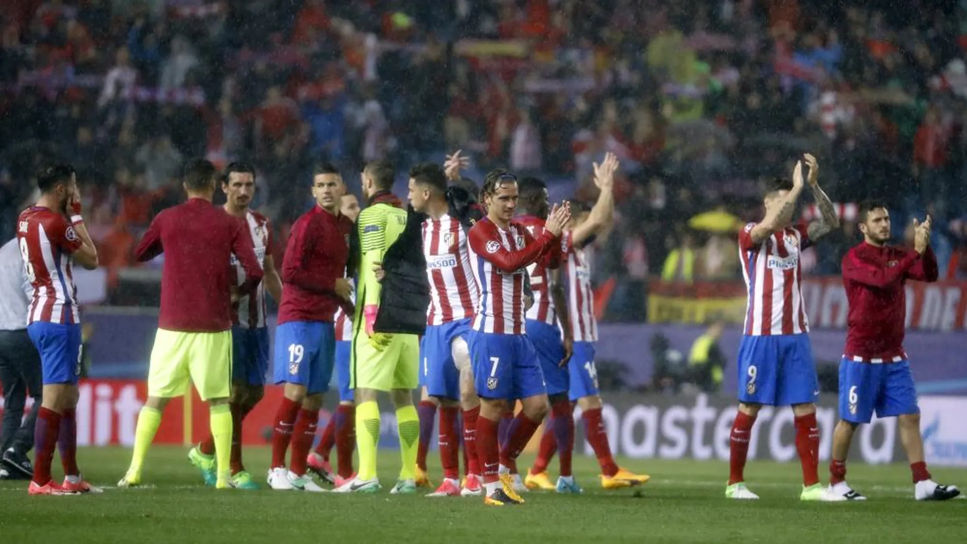 Los jugadores del Atlético de Madrid aplauden a su afición tras el partido de vuelta de semifinales de la Liga de Campeones que Atlético de Madrid y Real Madrid jugaron hoy en el estadio Vicente Calderón, en Madrid