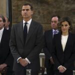 Los Reyes han guardado hoy a mediodía un minuto de silencio en el Palacio Real en recuerdo de Isidro Gabino Sanmartín Hernández y Jorge García Tudela, los dos policías fallecidos el pasado fin de semana tras un atentado en Kabul (Afganistán)