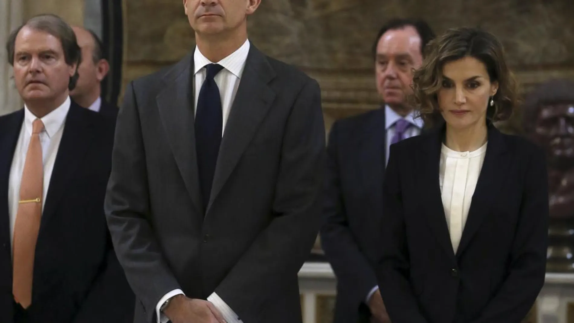 Los Reyes han guardado hoy a mediodía un minuto de silencio en el Palacio Real en recuerdo de Isidro Gabino Sanmartín Hernández y Jorge García Tudela, los dos policías fallecidos el pasado fin de semana tras un atentado en Kabul (Afganistán)