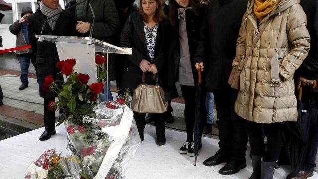 Sandra Carrasco (3d), hija de Isaias Carrasco, asesinado hace ocho años por ETA, junto a la líder de los socialistas vascos, Idoia Mendía (2i), entre otros, durante el homenaje que rinde el PSE-EE al militante y exconcejal socialista en el mismo lugar en el que fue tiroteado.