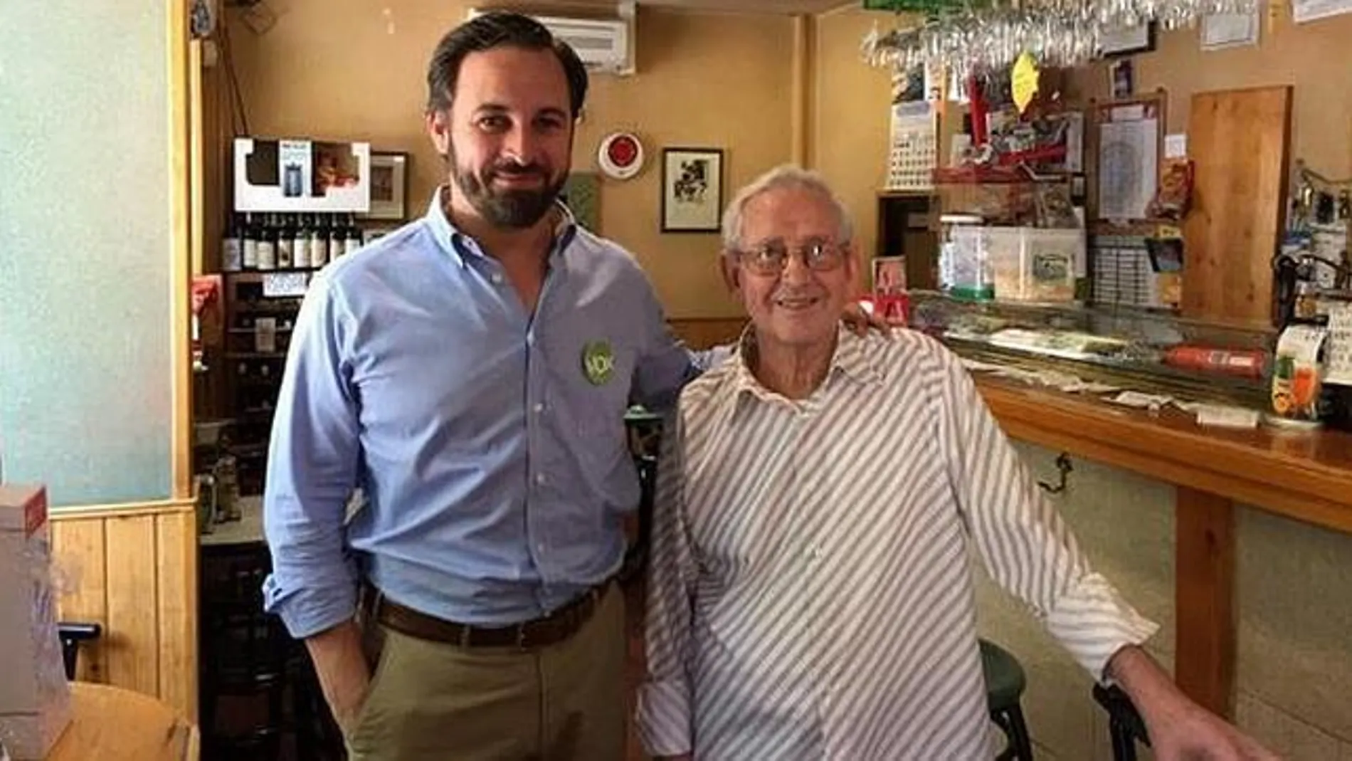 Salvador Monedero, padre de Juan Carlos Monedero, en su bar junto a Santiago Abascal, presidente de VOX