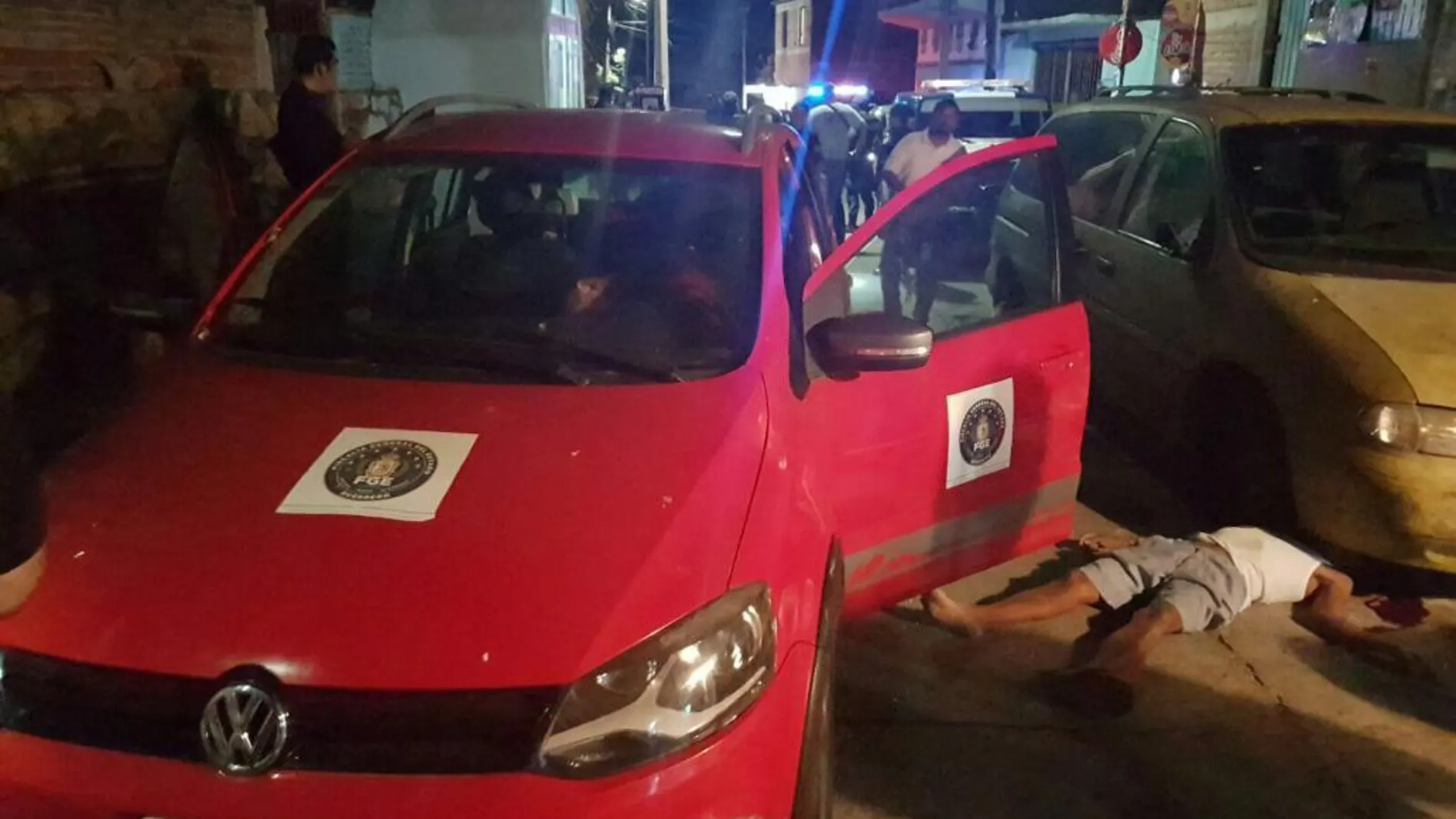 Un vehículo junto al cuerpo sin vida del comandante de la policía estatal de investigación, Gilberto Organista Nava, que fue asesinado el sábado 29