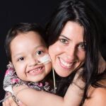 Auxi se abraza a Alba de la Asociación Nupa