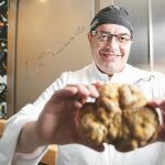 El cocinero italiano, que acaba de recibir el Premio Memoriales de Gastronomía, que concede la Real Academia, muestra el hongo recién llegado de Alba