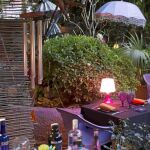 La iluminación nocturna y la música tranquila, estilo «chill out», contribuyen a crear un ambiente relajado