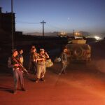 Efectivos de policía afganos acordonan la zona cercana al hotel